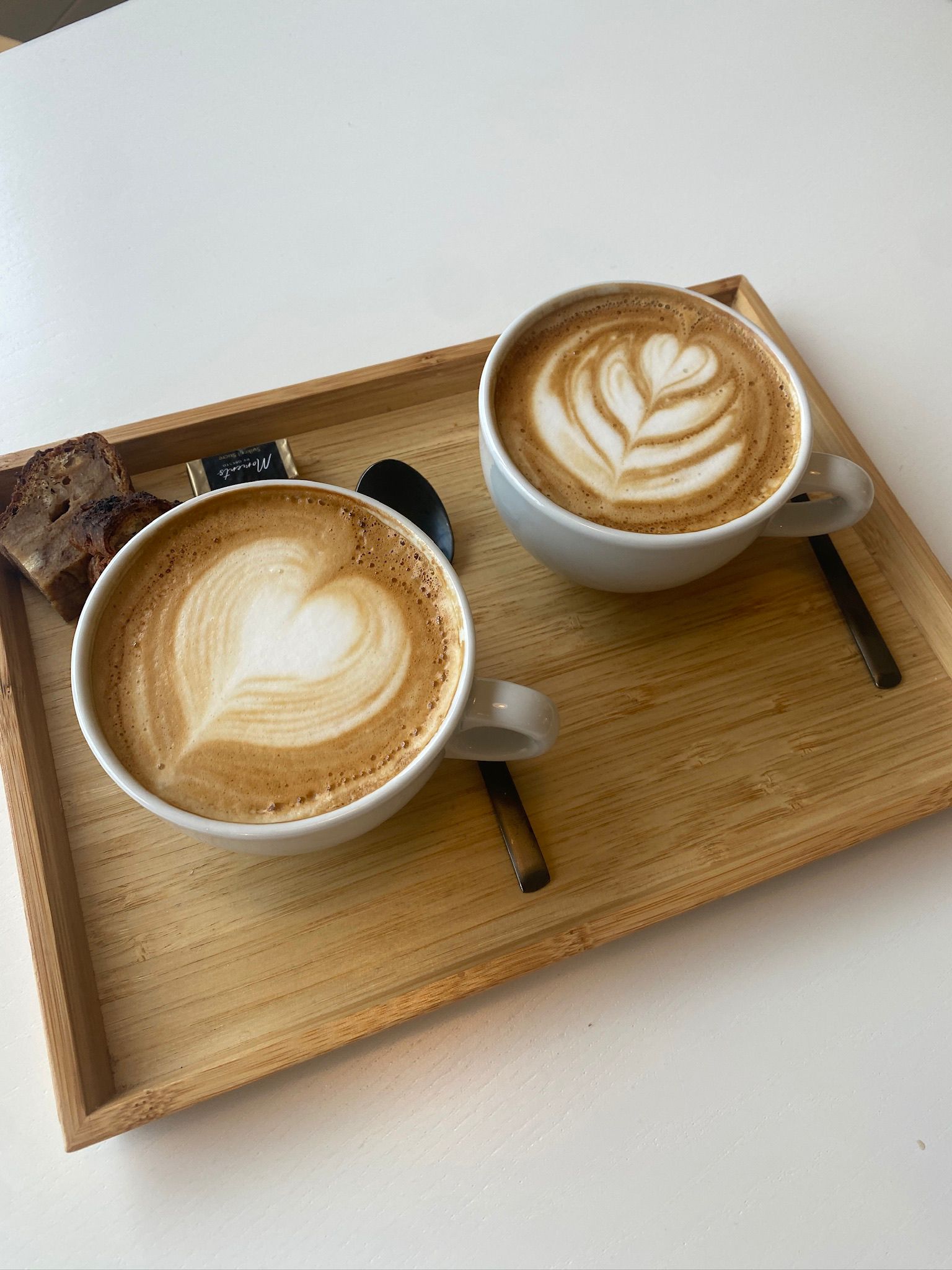 Twee cappuccino’s met latte art van Caffénation
