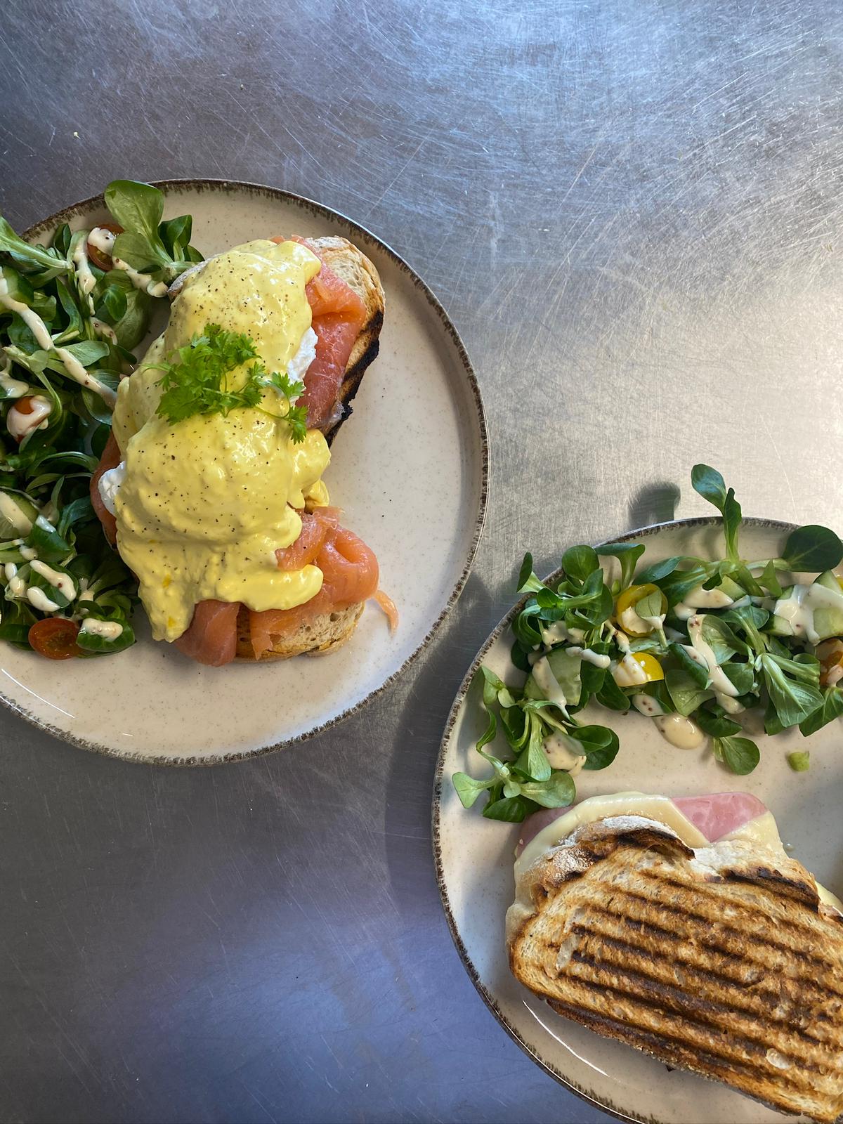 Eggs benedict met frisse salade en toast