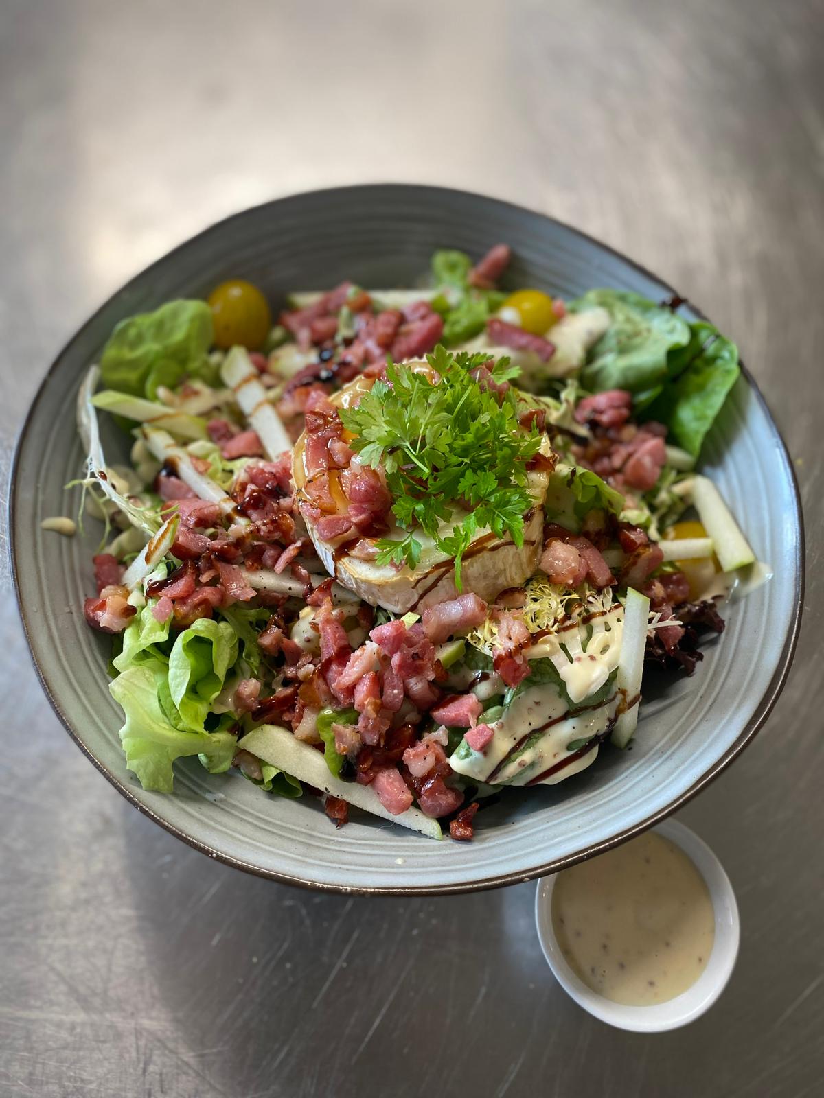 Frisse salade met spekjes en dressing