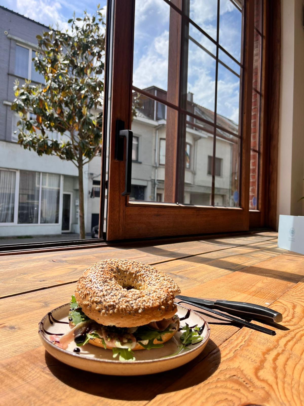 Bagel aan het raam bij Coco Canal, brunch in Willebroek