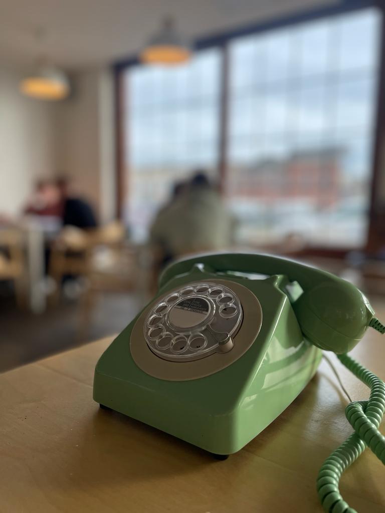 Retro groene telefoon in het interieur van Coco Canal