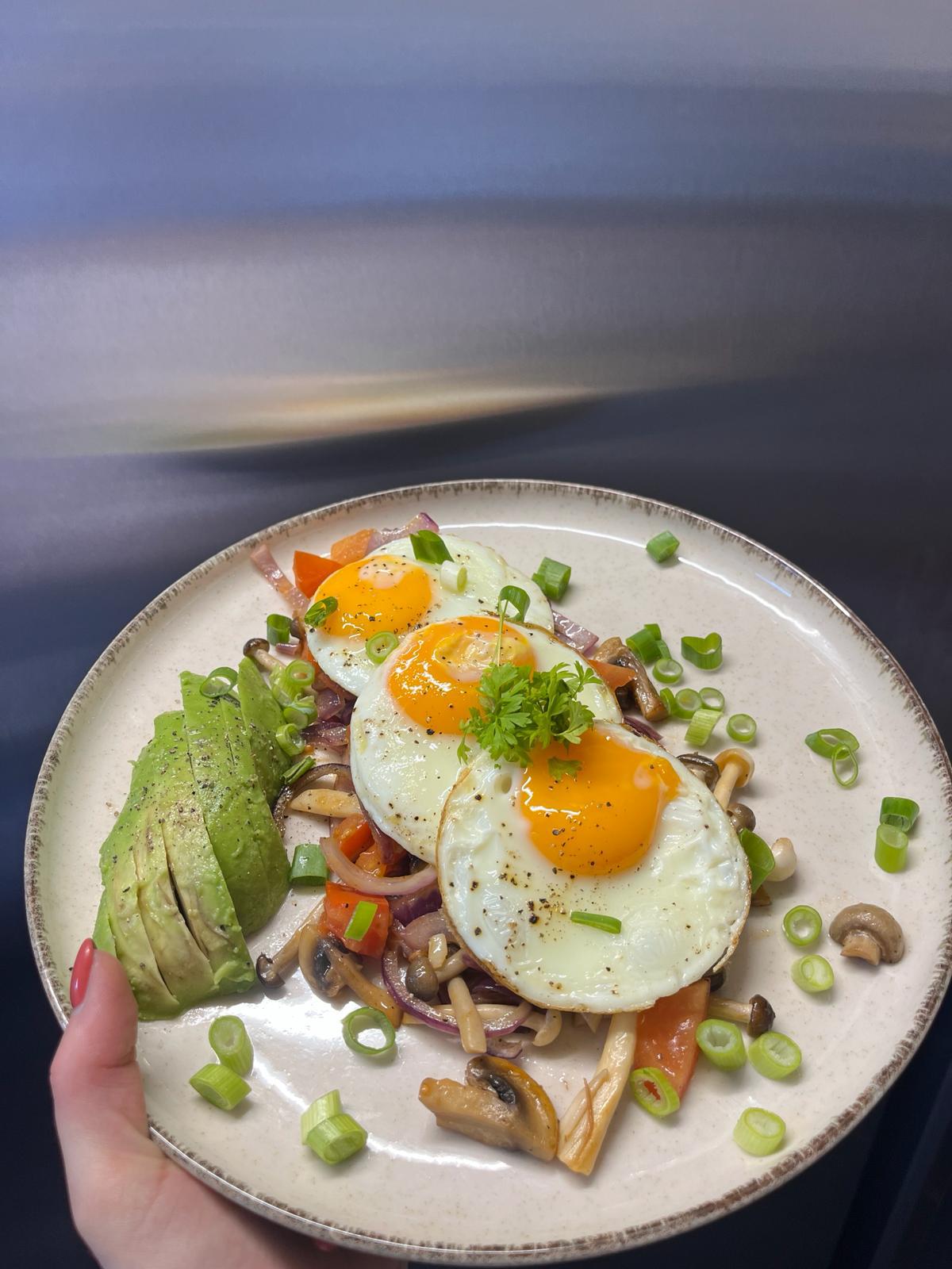 Spiegeleieren met avocado en champignons